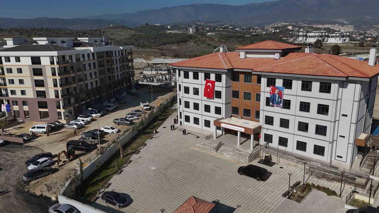 Hatay'da İş Bankası, Deprem Sonrası Eğitim Desteği Sağlıyor