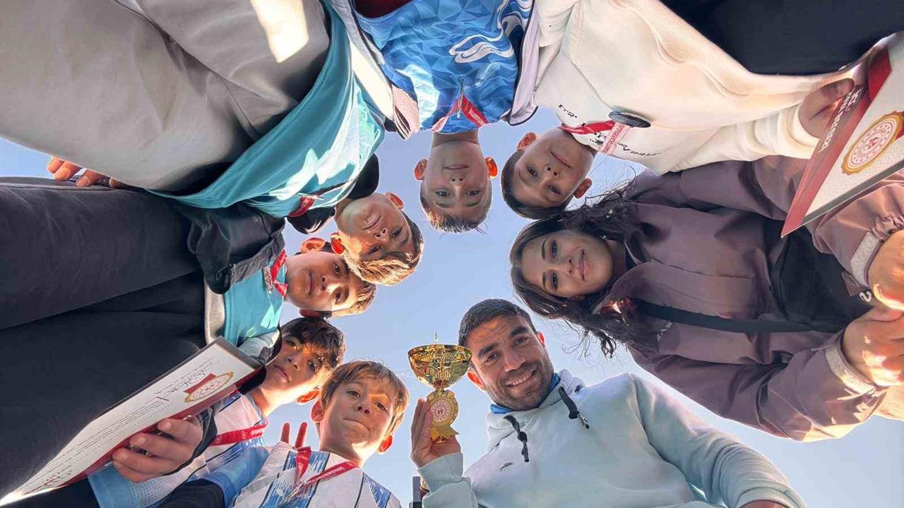 Van Muradiye'deki Cumhuriyet Ortaokulu, Atletizm Yarışması'nda İki Derece Elde Etti.