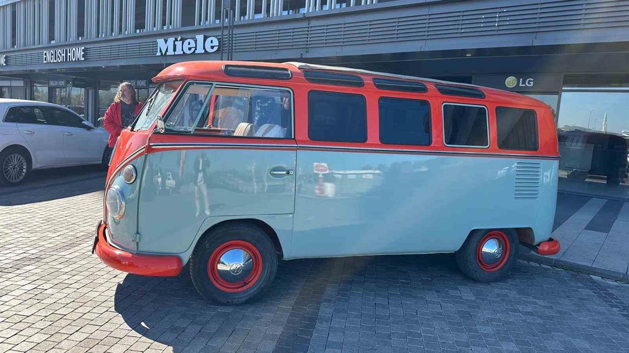 Bursa'da 40 Yıldır Sakladığı 1966 Model Volkswagen Samba ile Dikkat Çekiyor
