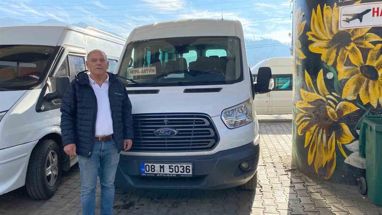 Hopa'da Dolmuş Motorunda Bulunan 4 Yavru Kedi Kurtarıldı