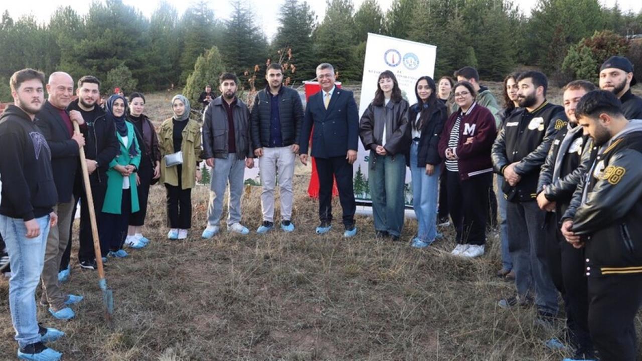 Kütahya Dumlupınar Üniversitesi'nde Fidan Dikim Etkinliği Gerçekleştirildi