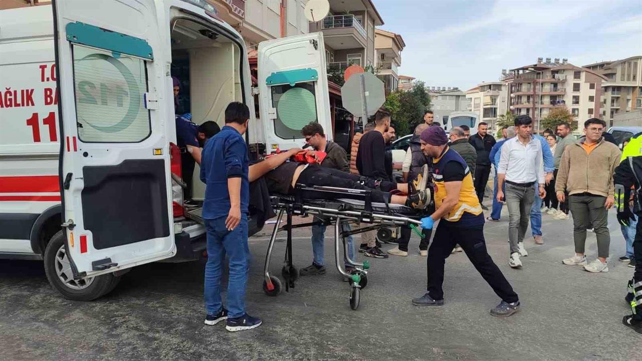 Antalya Manavgat'ta Kamyonet ile Motorlu Bisiklet Çarpıştı, Sürücü Yaralandı