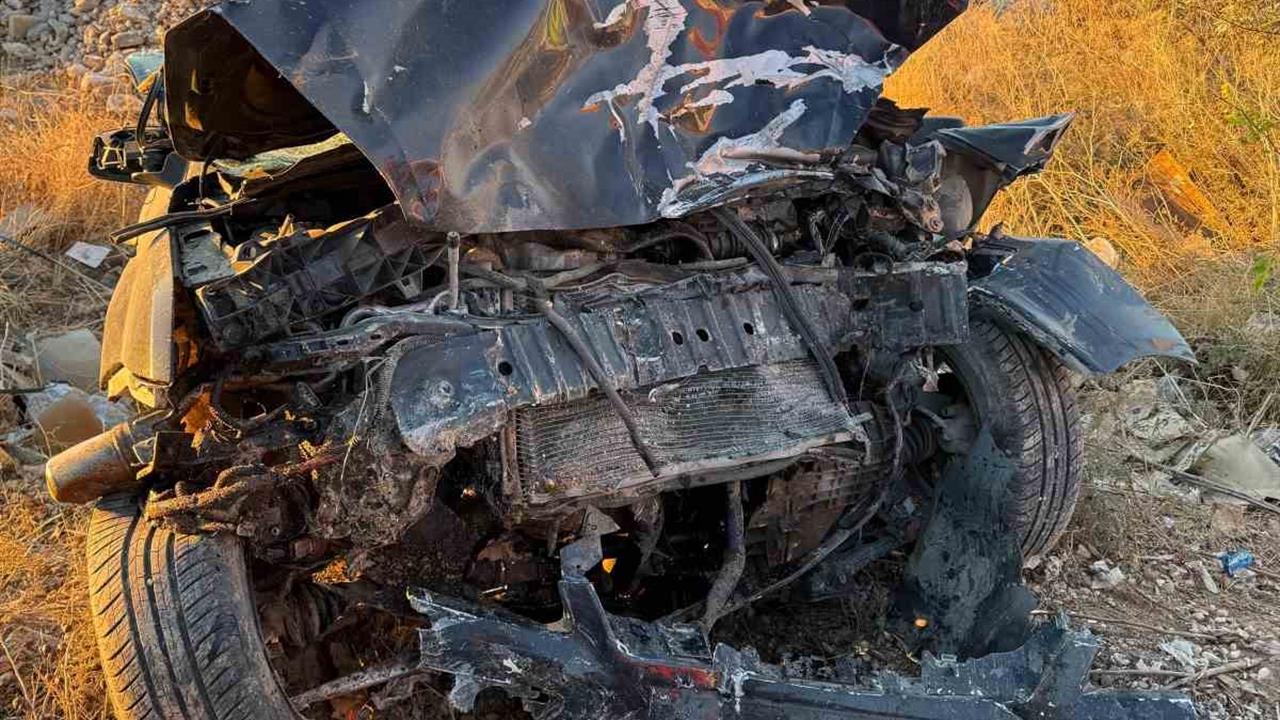 Mardin Kızıltepe'de Şarampole Yuvarlanan Otomobilde 3 Kişi Yaralandı