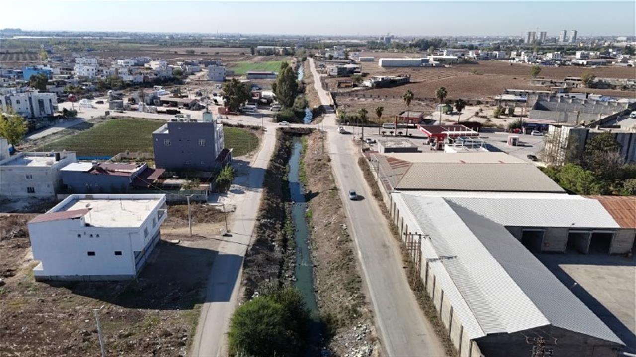 Adana'da Açık Kalan Atık Su Deresi, Mahalle Sakinlerini Rahatsız Ediyor