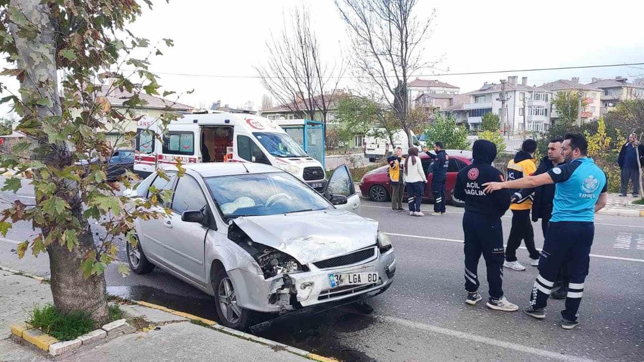 Kırklareli Pınarhisar'da İki Otomobilin Çarpışması Sonucu 3 Kişi Yaralandı