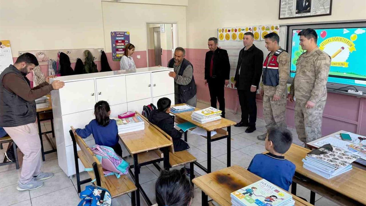 Hakkari Bay Köyü'nde Öğrenci Çantalarını Taşımak İçin İşbirliği Yapıldı