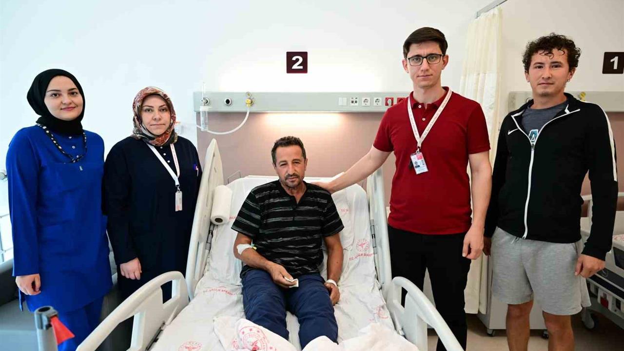 Antalya'da Çekiç Kullanımı Sırasında Gözüne Metal Parça Saplanan Hasta Ameliyatla Kurtarıldı