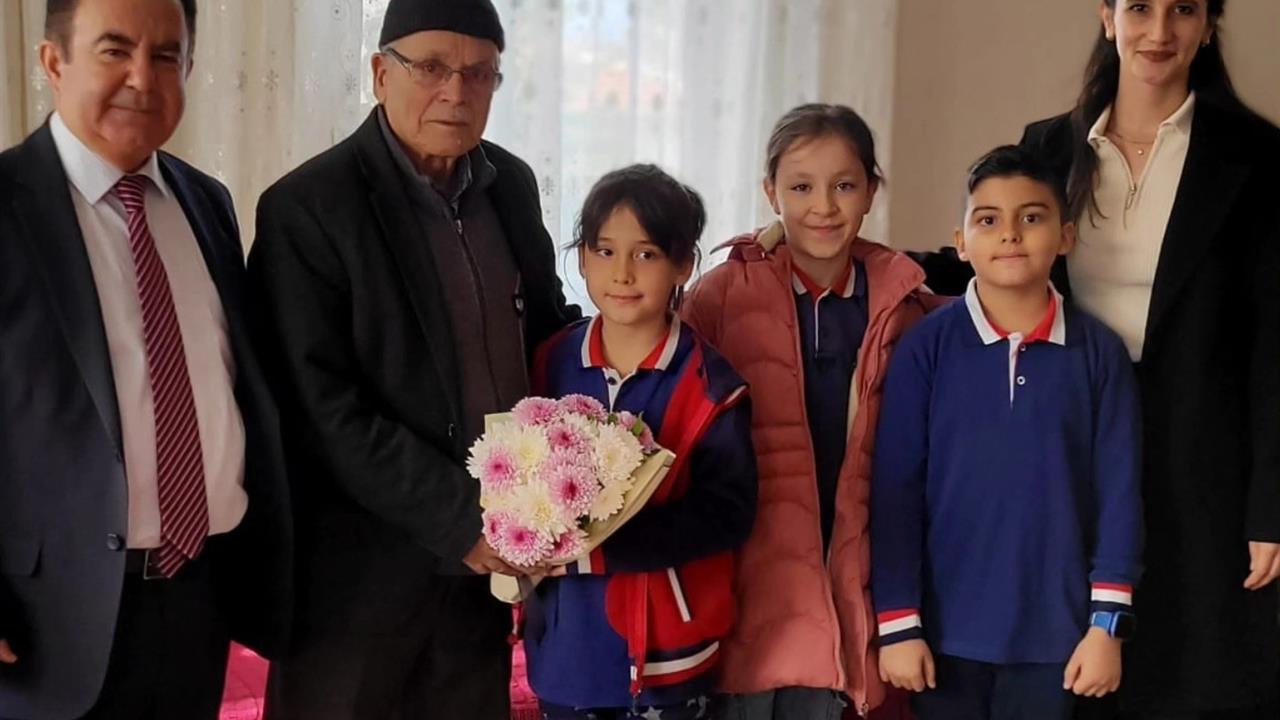 Kütahya Altıntaş'ta Öğrenciler Emekli Öğretmenleri Ziyaret Etti