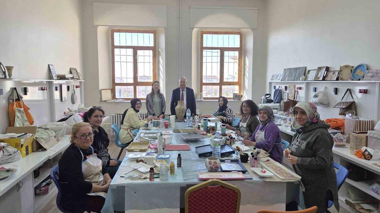Niğde Merkez'de Ahşap Boyama Kursu ile El Beceri Gelişimi