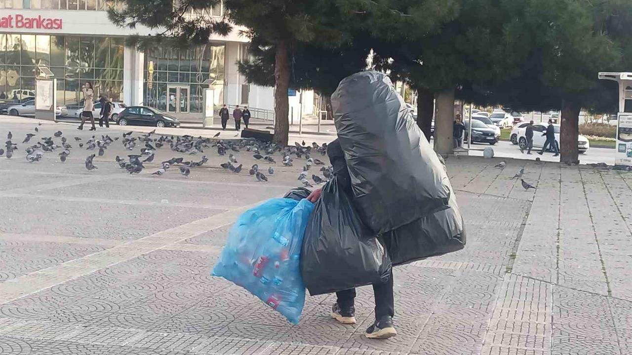 Samsun Cumhuriyet Meydanı'nda Yaşlı Adamın Zorlu Yürüyüşü Dikkat Çekti