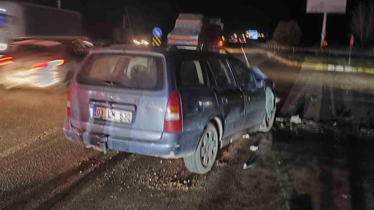 Afyonkarahisar Taşoluk'ta Otobüs ve Otomobil Çarpışmasında Bir Kişi Hayatını Kaybetti, Üç Kişi Yaralandı