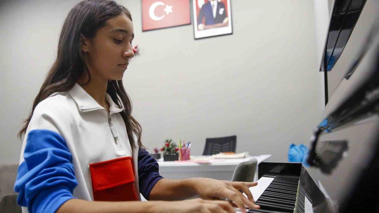 Antalya Büyükşehir Belediyesi, Antalyalı çocukların gelişimi için çeşitli projeler yürütüyor.