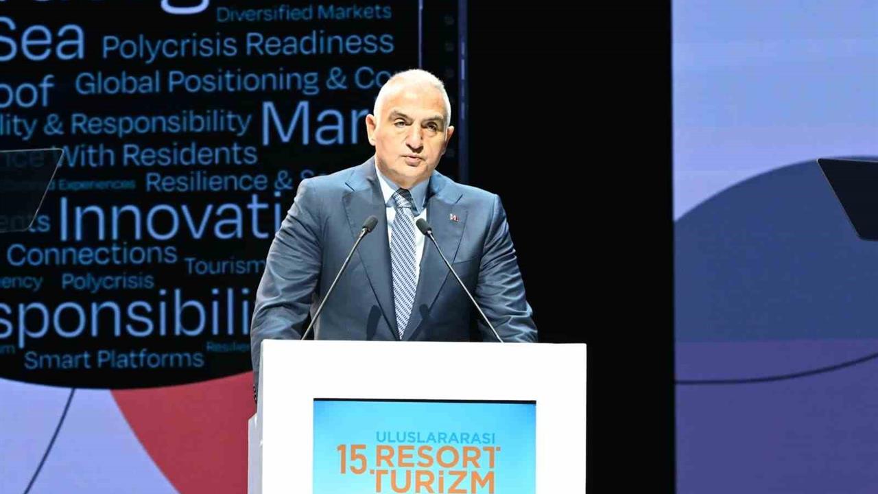 Antalya'da Bakan Ersoy, Nisan ve Mayıs ayları için erken rezervasyon indirimlerinin kapatılmaması gerektiğini vurguladı.