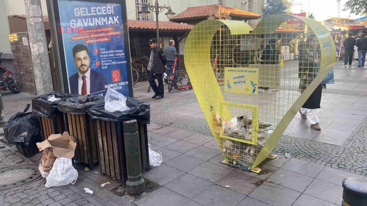 Eskişehir Arifiye Mahallesi'nde Geri Dönüşüm Kafesi Çöp Dolu