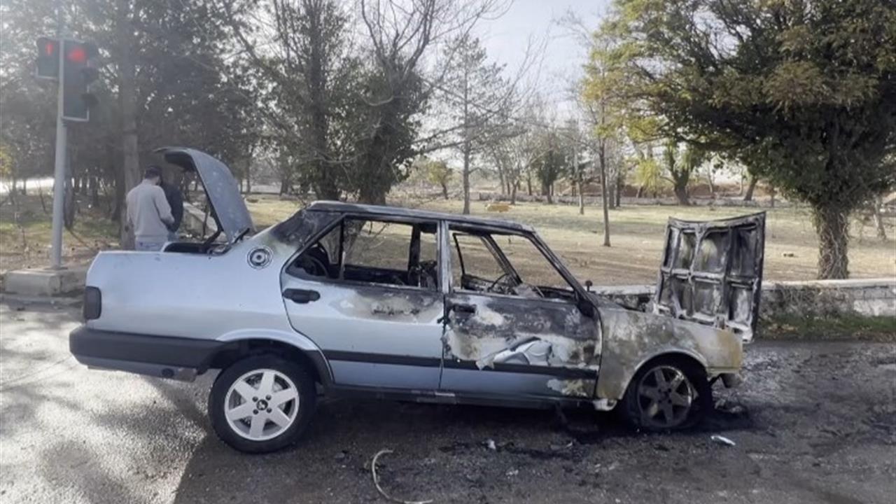 Kırşehir Merkez'de Bir İşçinin Otomobili Yolda Alev Aldı