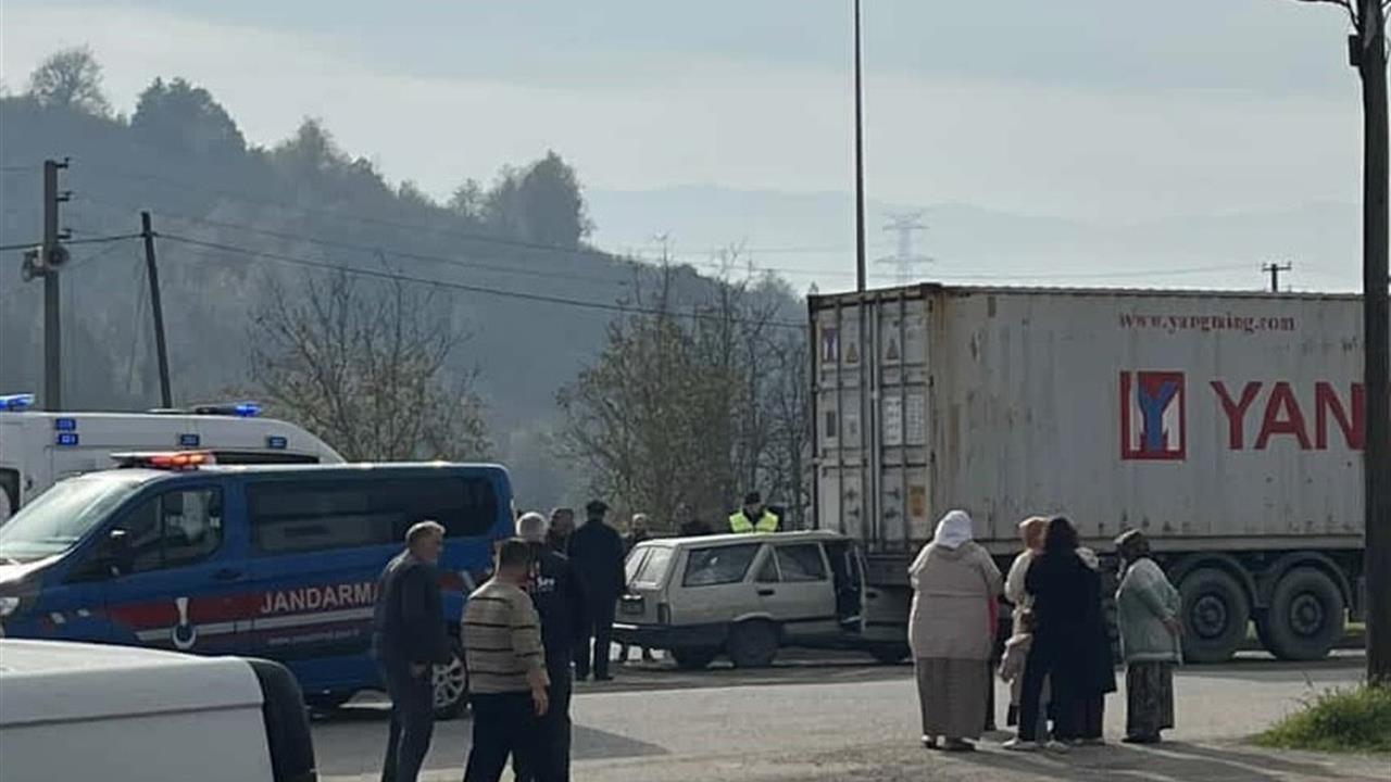 Düzce'de Park Halindeki Tıra Arkadan Çarpan Otomobilde 2 Kişi Yaralandı