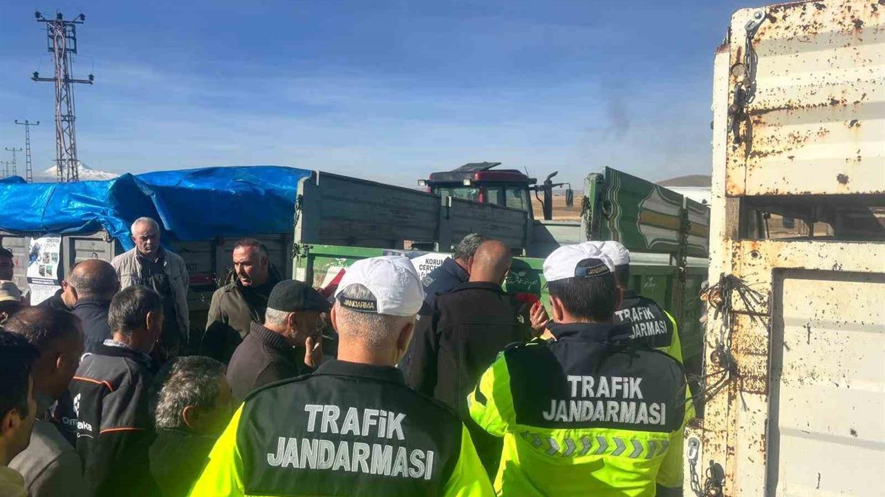 Kayseri Pınarbaşı'nda Traktörlere Reflektör Dağıtımı Yapıldı
