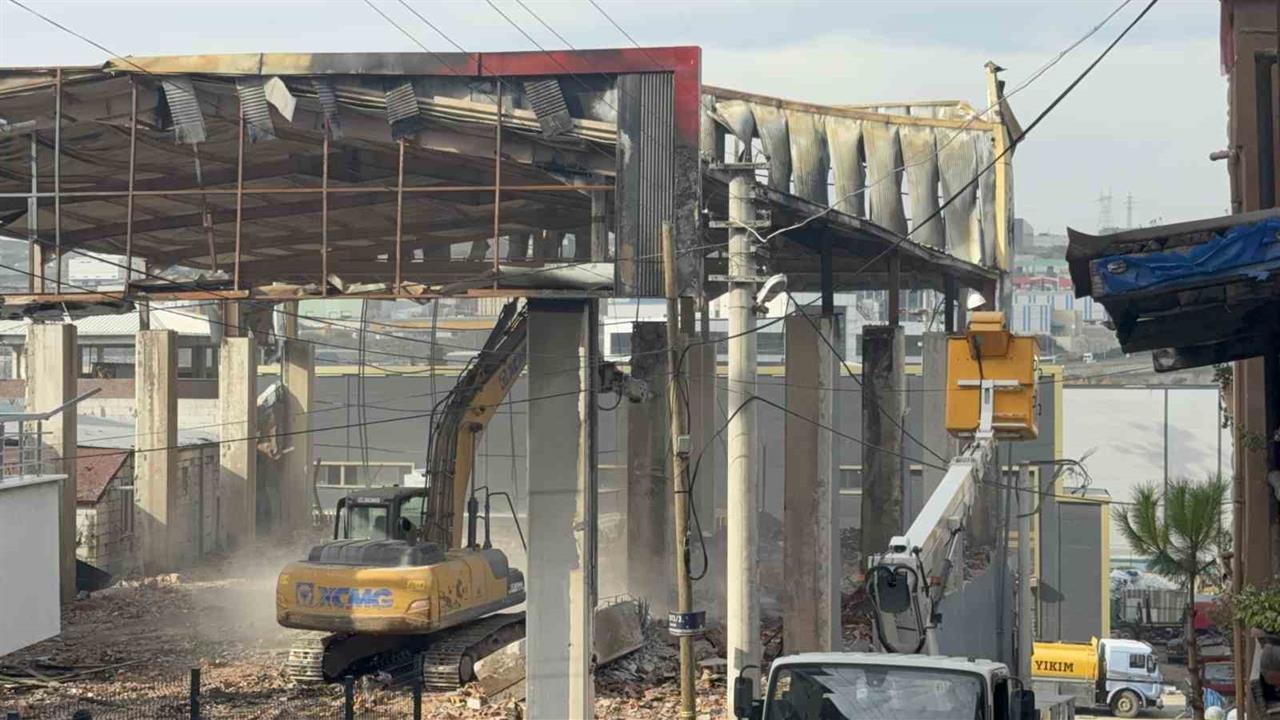 Kocaeli Dilovası'nda Yangında 7 Kişi Hayatını Kaybetti, Yıkım Başladı