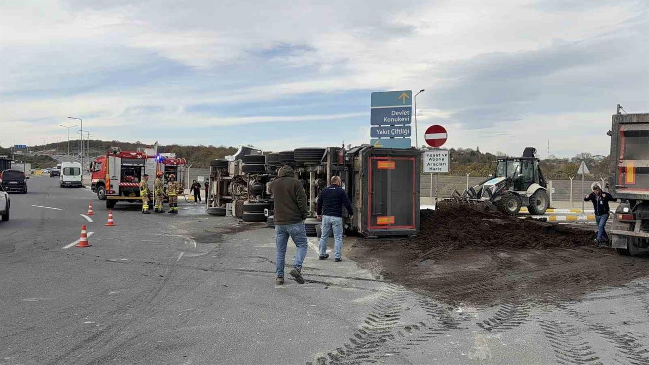 İstanbul Havalimanı'nda Gübre Yüklü Kamyonun Devrilmesi Sonucu Sürücü Yaralandı