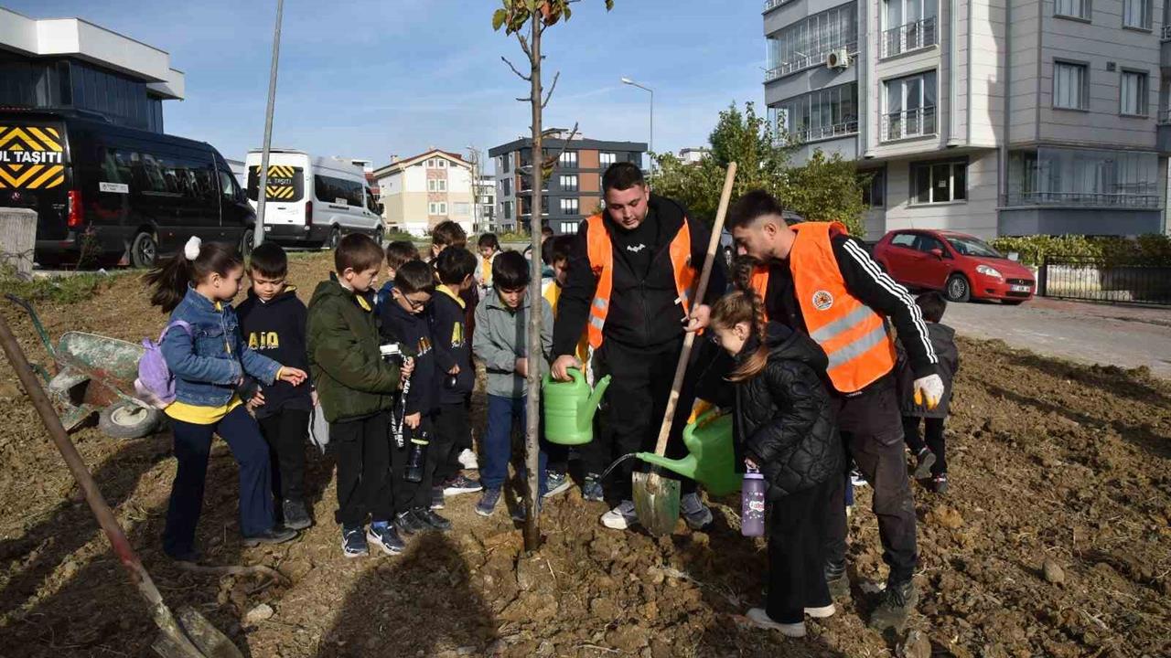 Samsun Atakum'da Çocuk Hakları Günü'nde Fidan Dikimi Yapıldı
