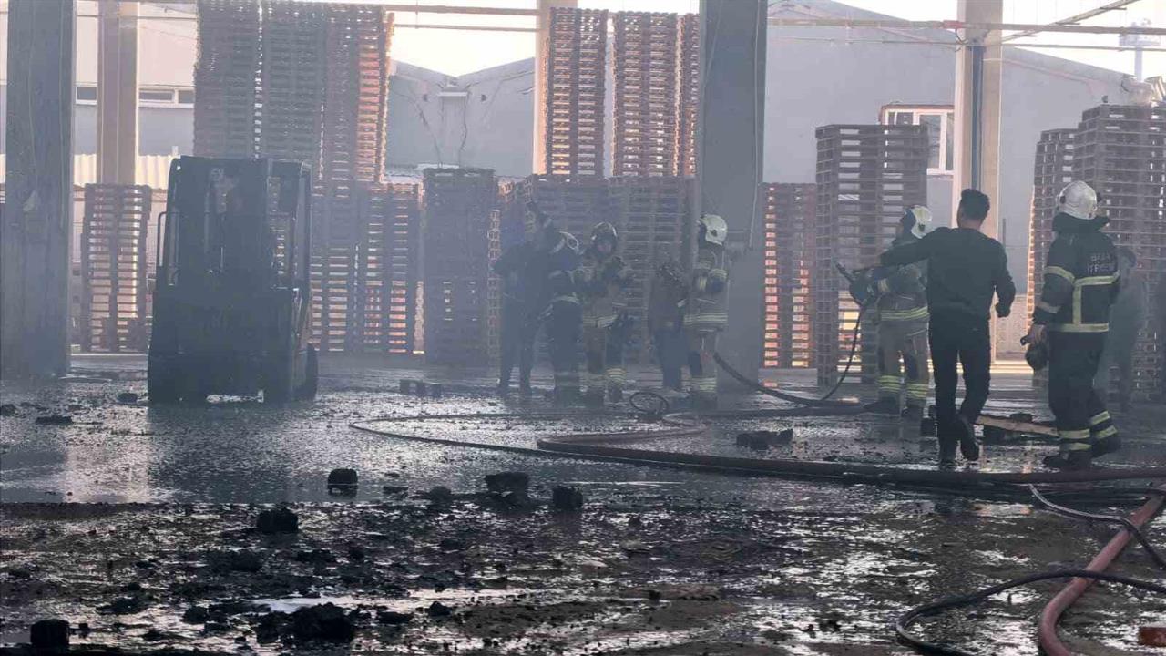 Bursa İnegöl'de Palet Fabrikasında Meydana Gelen Yangında 1 Yaralı