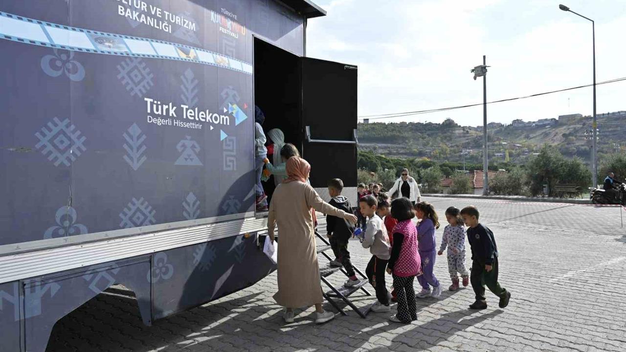 Demirci'de Gezen Sinema Tırı, Çocuklara Unutulmaz Anlar Yaşattı