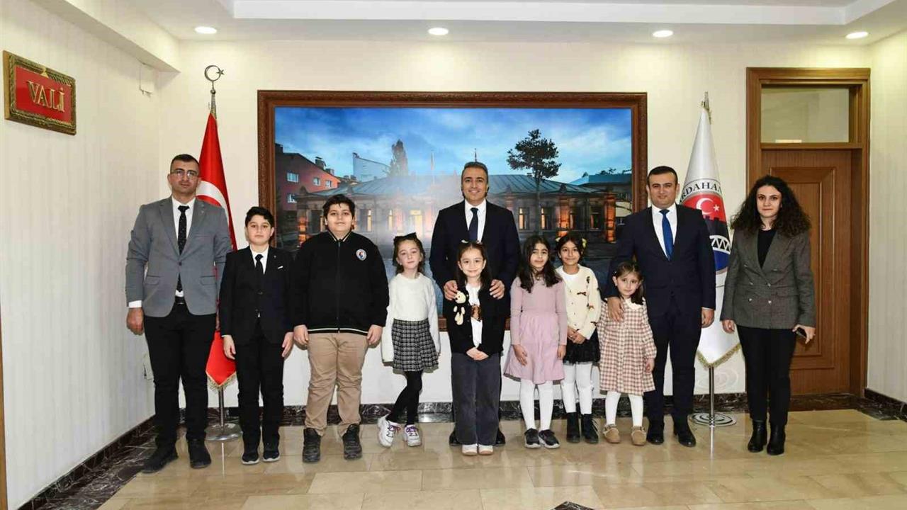 Ardahan Valisi Hayrettin Çiçek, 20 Kasım Dünya Çocuk Hakları Günü’nde çocukları kabul etti.