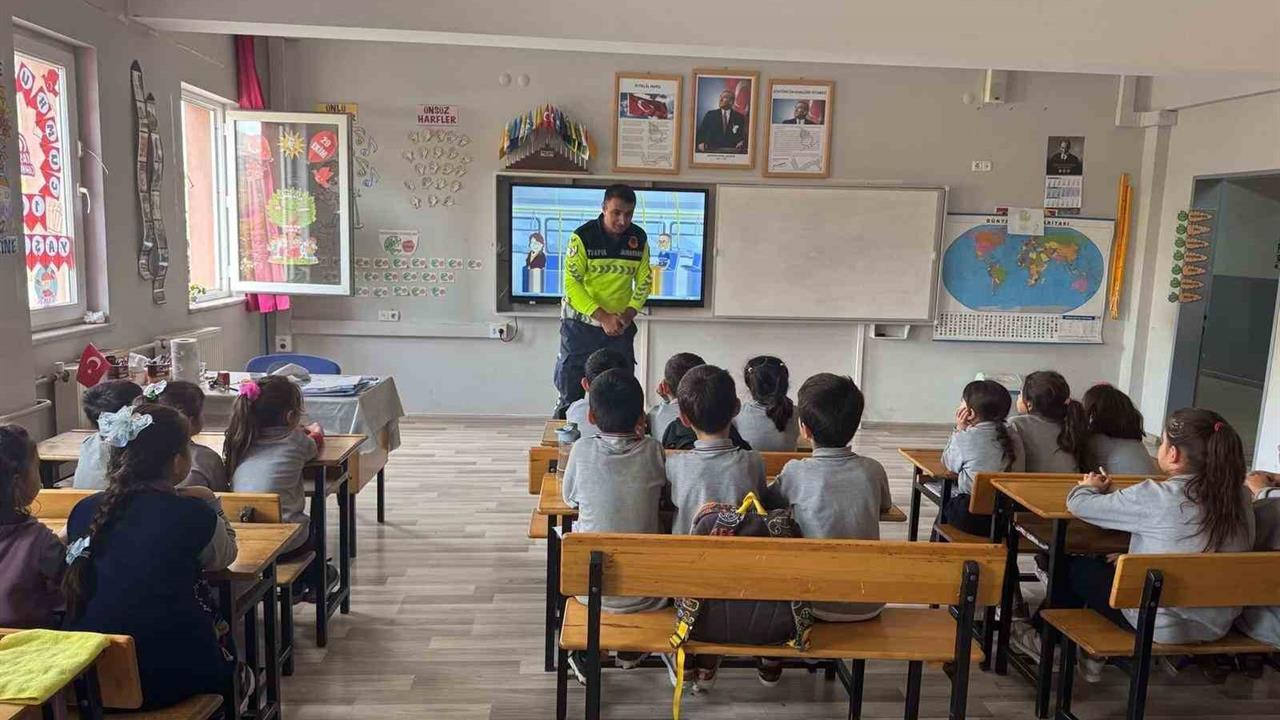 Manisa Sarıgöl'de Jandarma Tarafından Öğrencilere Trafik Eğitimi Düzenlendi
