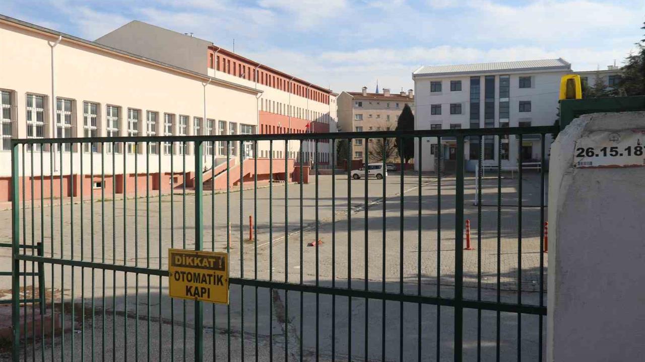 Eskişehir Batıkent Mahallesi'nde Lise Öğrencisi Gıda Zehirlenmesi Nedeniyle Hastaneye Kaldırıldı