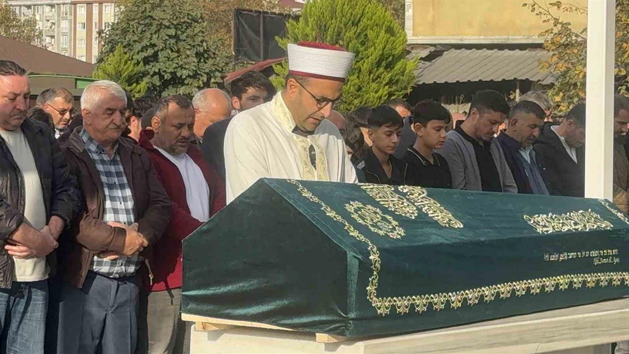İstanbul Esenyurt'ta Evinde Ölü Bulunan 13 Yaşındaki Eren Yılgın Son Yolculuğuna Uğurlandı