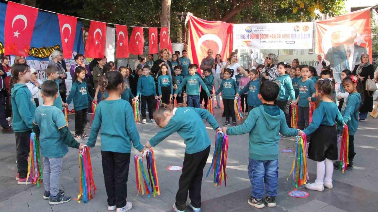 Valilik Himayesinde Çocuk Şenliği: Mersinli Çocuklardan Muhteşem 20 Kasım Gösterisi