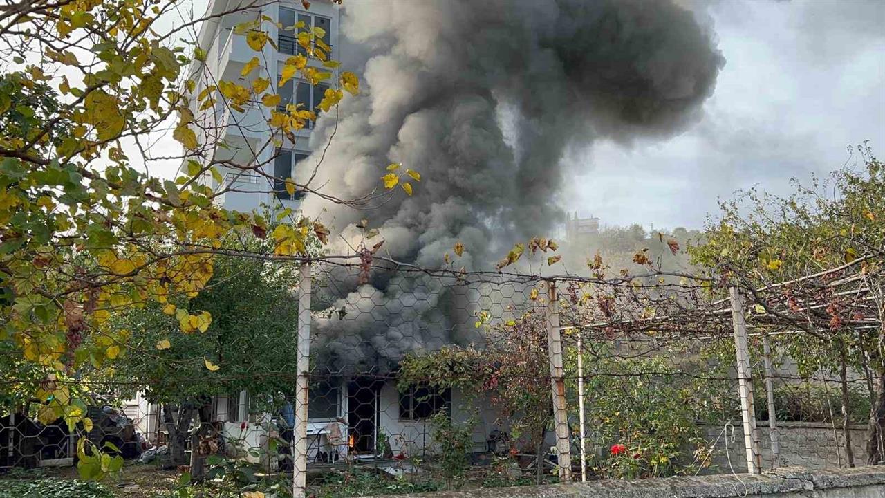 Samsun Atakum'da Şömineden Sıçrayan Kıvılcım Evde Yangın Çıkardı
