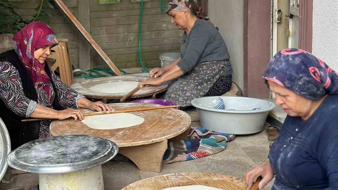 Sakarya Kaynarca'da Kadınlar Geleneksel Yufka Yapımına Erken Başladı