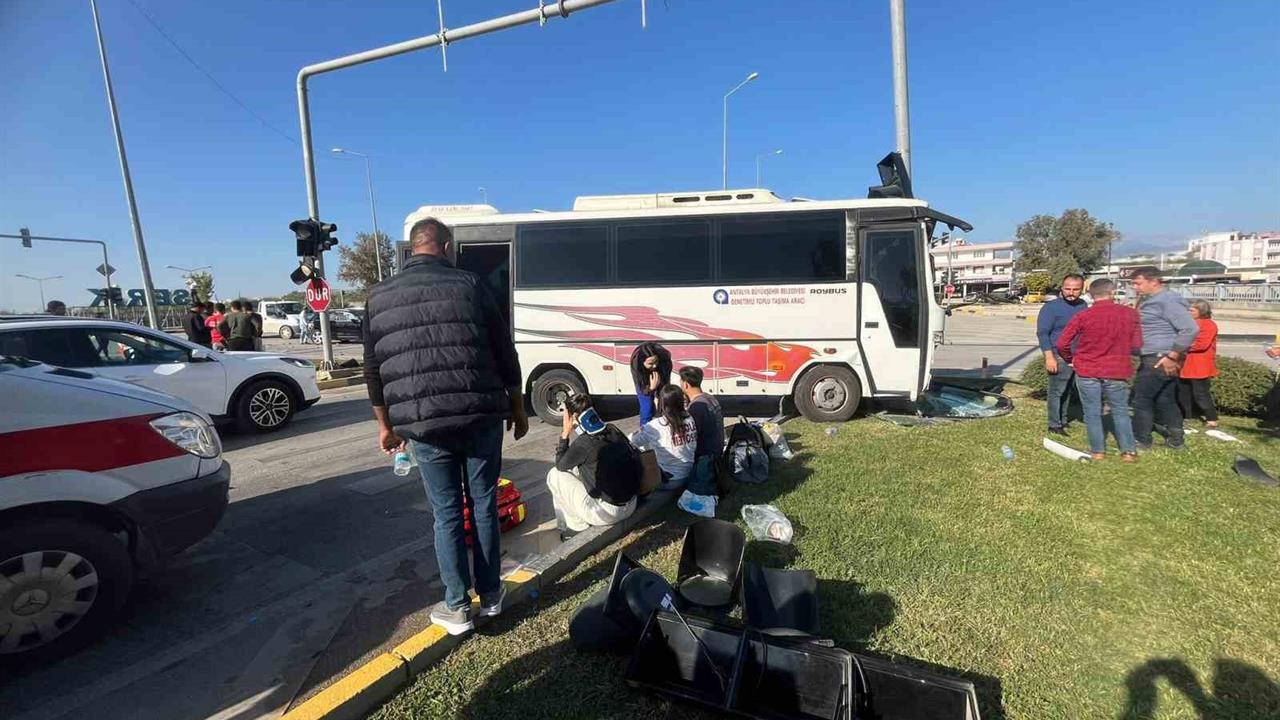 Antalya Serik'te Midibüs ile Otomobilin Çarpıştığı Kazada 4 Kişi Yaralandı