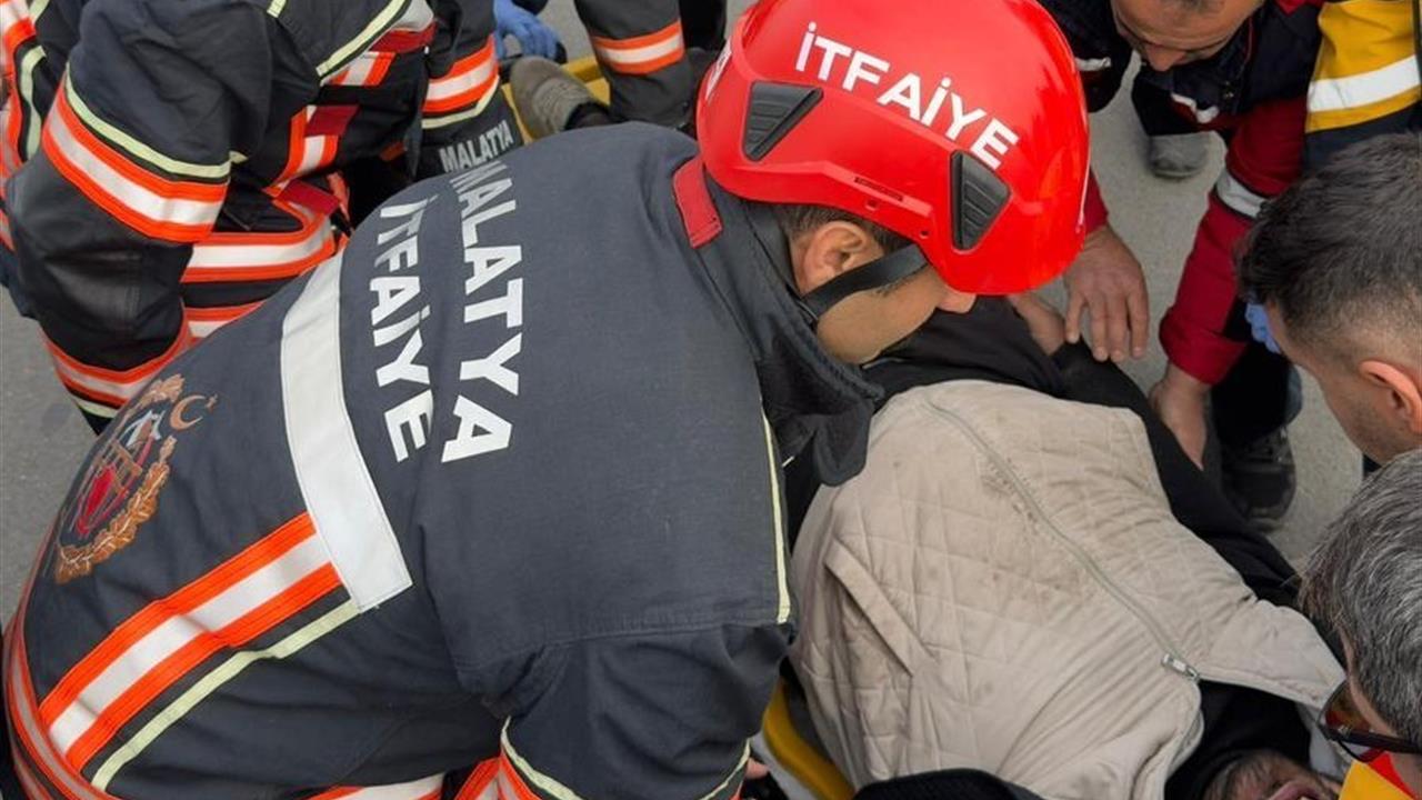 Malatya Yeşilyurt'ta Kamyonet ile Kamyonun Çarpıştığı Kazada 1 Kişi Yaralandı