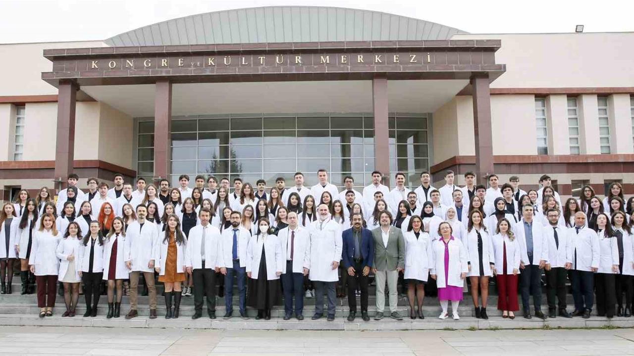 Eskişehir'de Diş Hekimliği Fakültesi Öğrencileri Beyaz Önlüklerini Giyerek Mesleğe İlk Adımlarını Attı