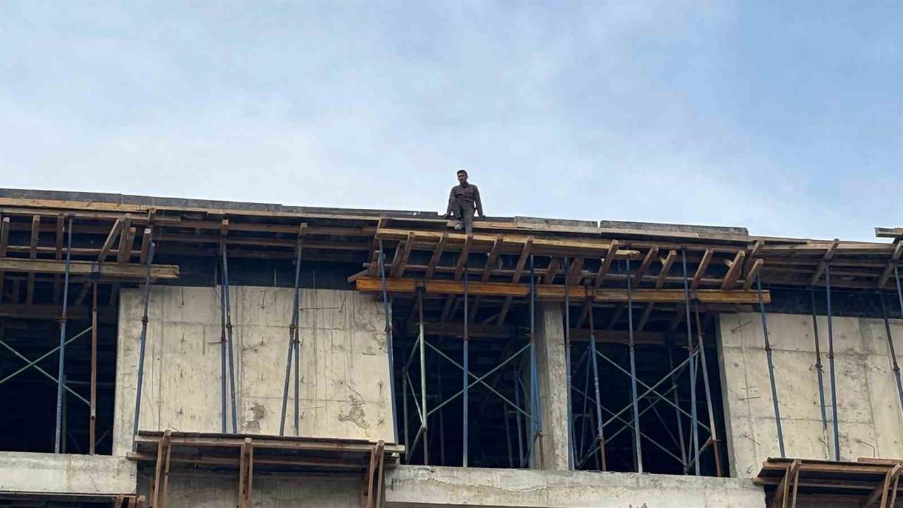 Bolu'da 4 Aydır Maaş Alamayan İşçiler Çatıya Çıktı, 3.5 Milyon Lira İçeride Birikti