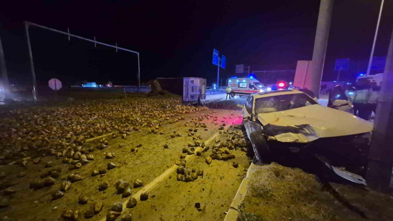 Çorum Alaca'da Şeker Pancarı Yüklü Tır ile Otomobil Çarpıştı, 3 Kişi Yaralandı