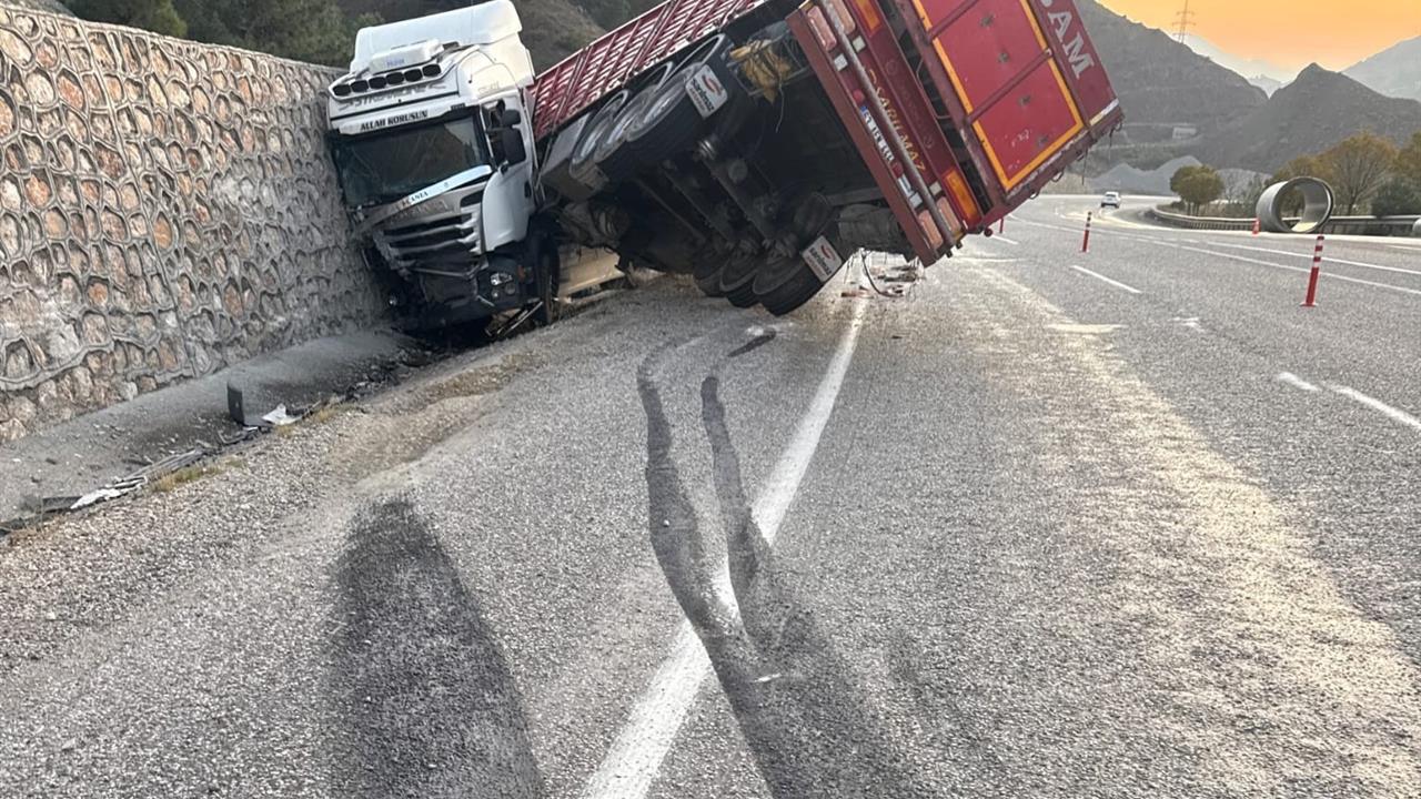 Malatya Doğanşehir'de Kontrolden Çıkan Tır İstinat Duvarına Çarptı, 1 Yaralı
