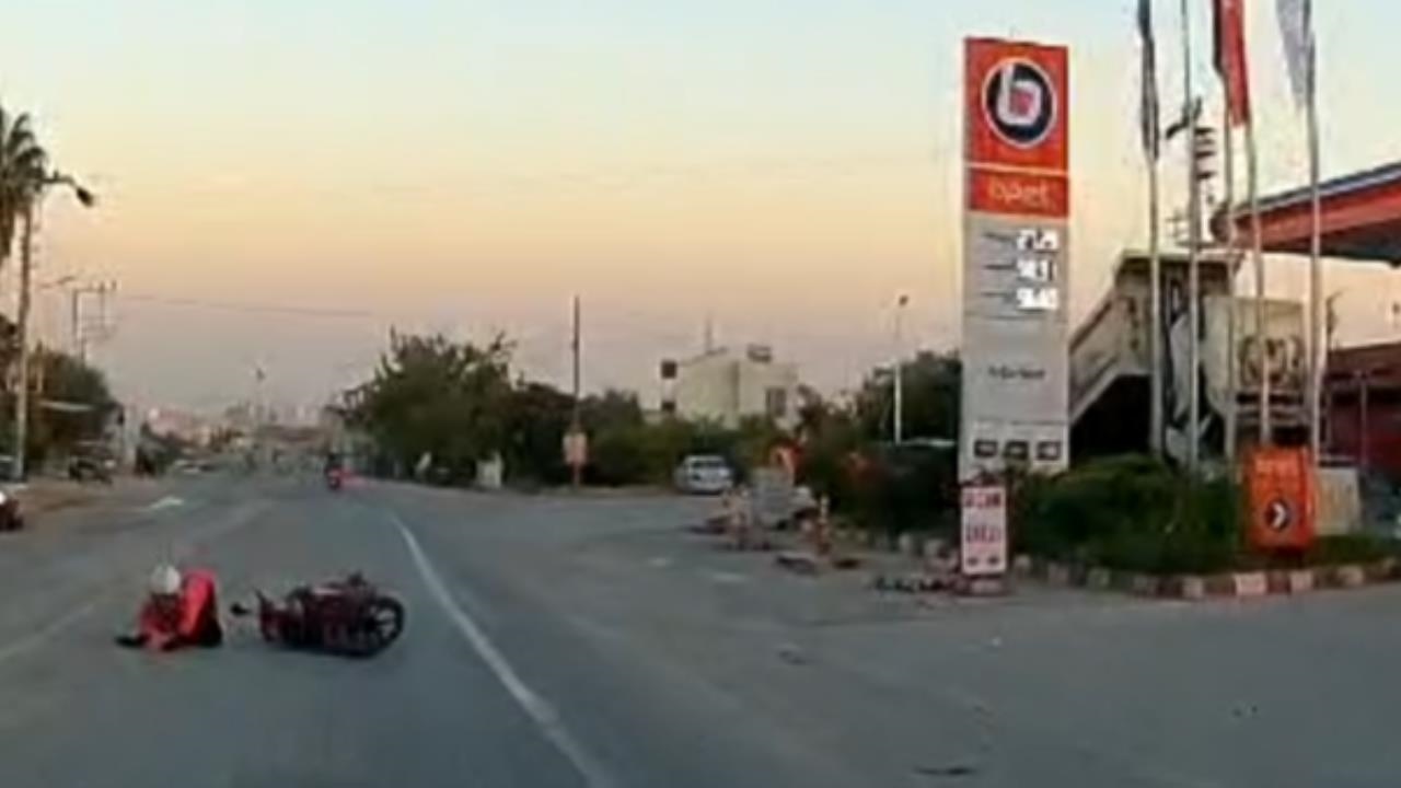 Erdemli'de Kadın Motosiklet Sürücüsüne Başka Motor Çarptı... Kadın Sürücünün Yere Savruluşu Kamerada