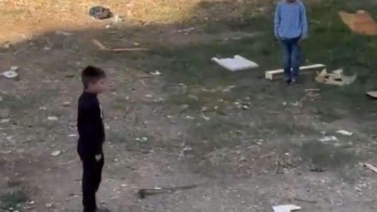 Günün Fotosu: Mersin’de Siren Çaldı, Sirenle Birlikte İki Çocuk Esas Duruşa Geçti