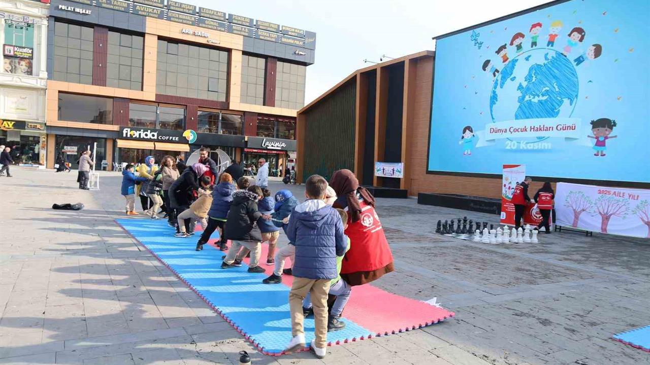 Erzincan'da 20 Kasım Dünya Çocuk Hakları Günü Etkinliklerine Yoğun İlgi Gösterildi