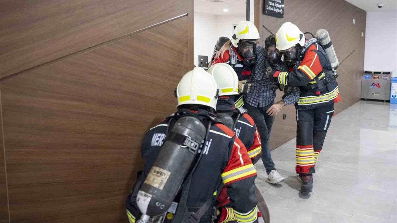 Mersin Yenişehir'de Büyükşehir Belediyesi Binasında Yangın Tatbikatı Yapıldı