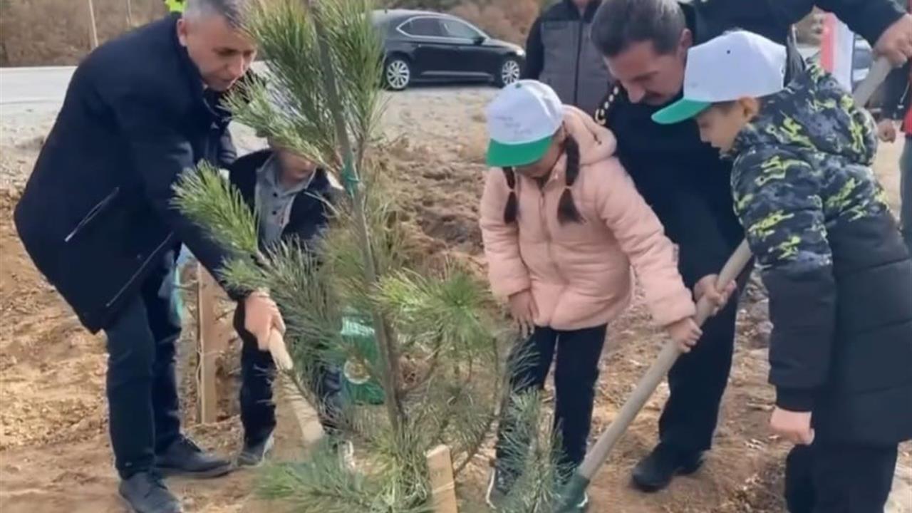 Kütahya'da Şehitler Anısına 400 Fidan Toprakla Buluştu