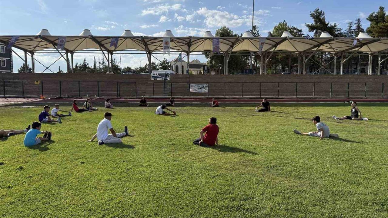 Bilecik Söğüt'te Gençlerin Katılımıyla Atletizm Antrenmanları Gerçekleştirildi