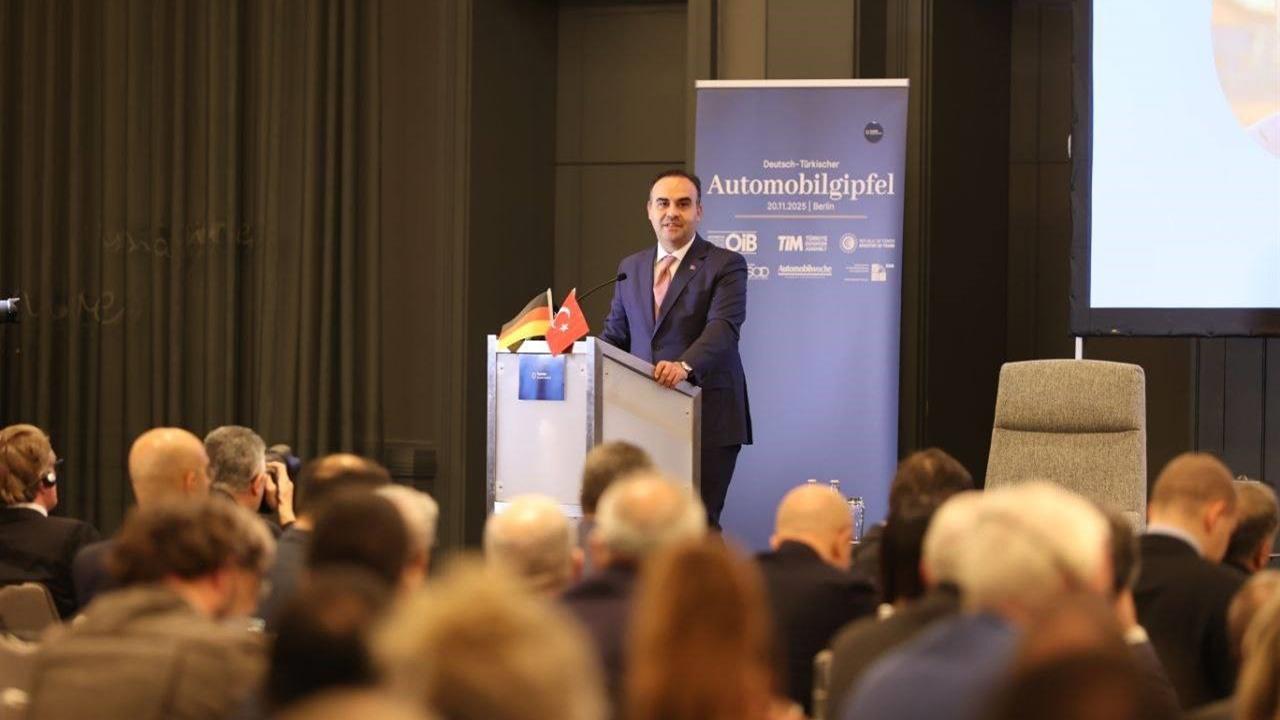 Berlin'de Bakan Kacır, Alman firmalarını Türkiye'ye yatırım yapmaya çağırdı.