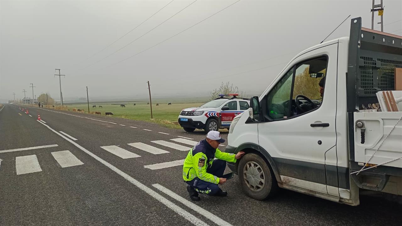 Muş Bulanık'ta Trafik Jandarma Ekipleri Kış Lastiği Denetimi Gerçekleştirdi