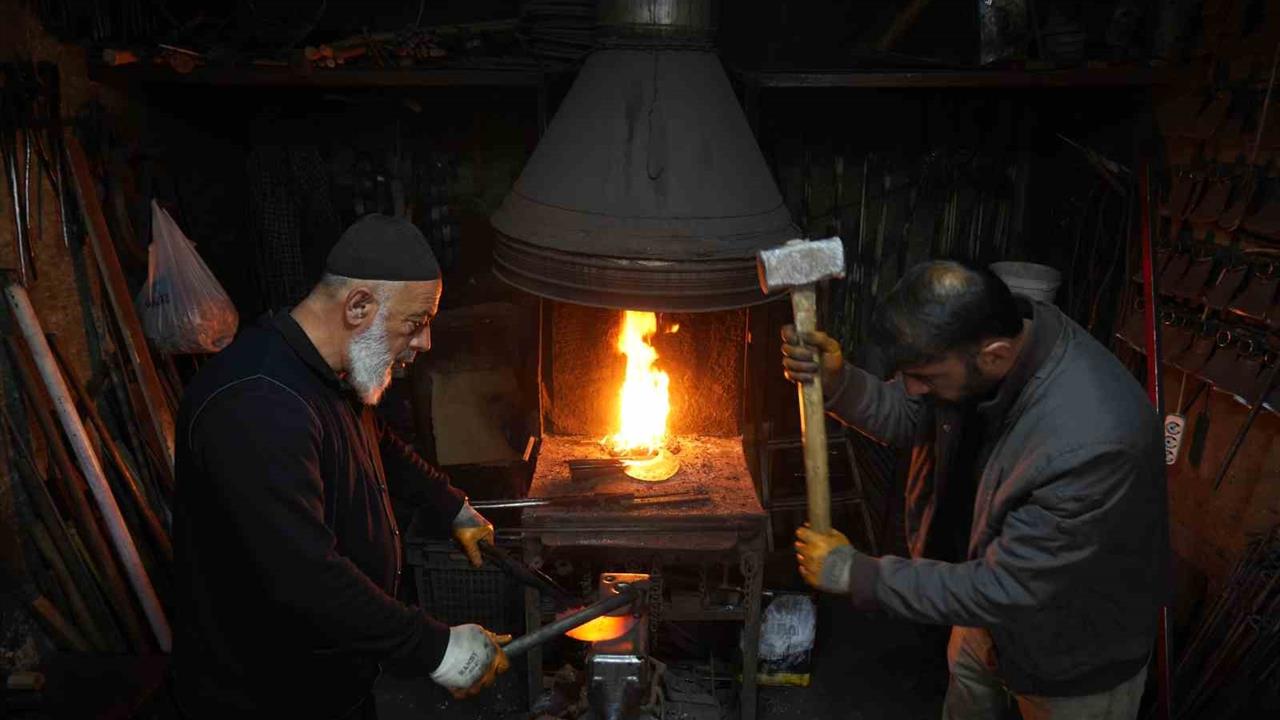 Muş'ta 63 Yaşındaki Halit Pınar, Yarım Asırlık Demircilik Geleneğini Yaşatıyor