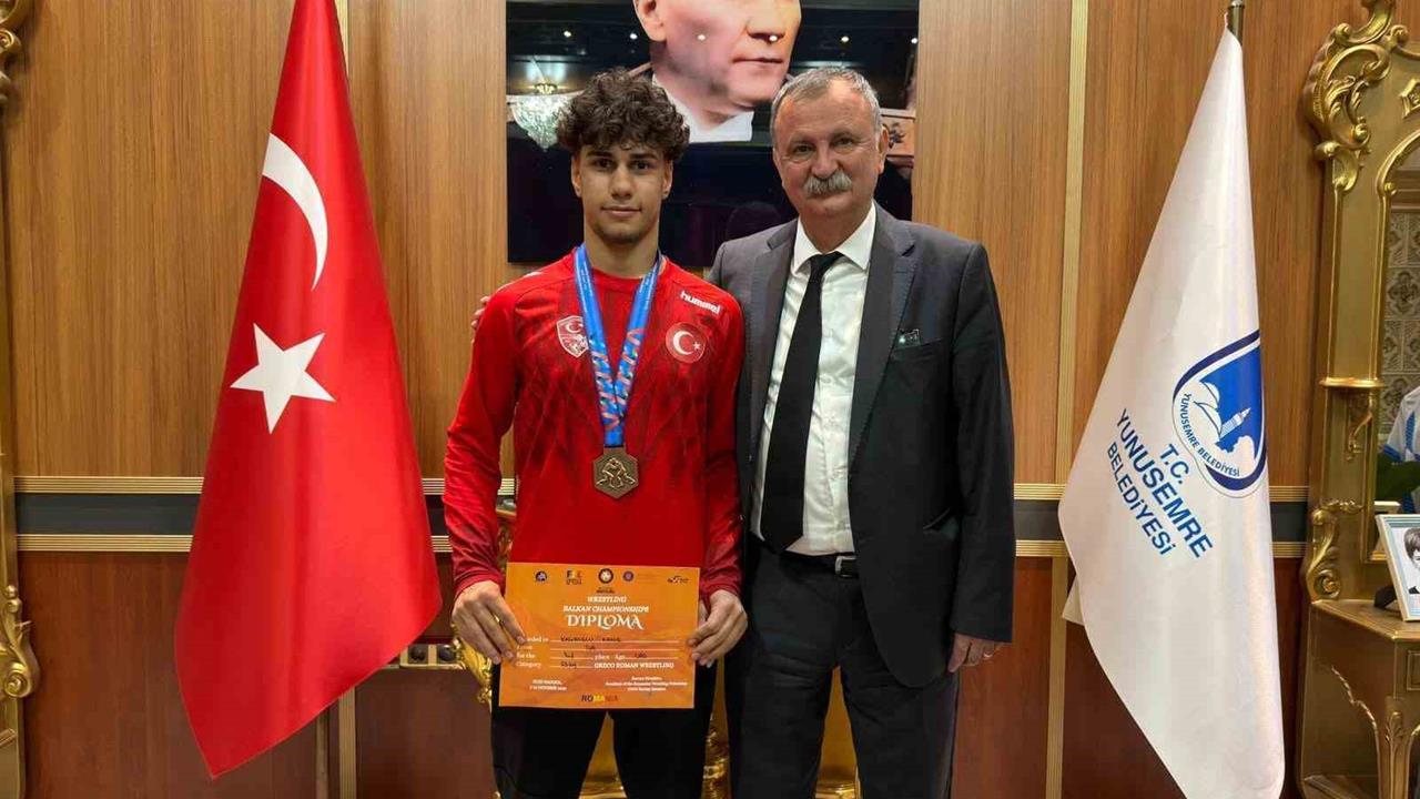 Manisa'da Başkan Balaban, Başarılı Güreşçi Kadir Kadiroğlu'nu Ziyaret Etti