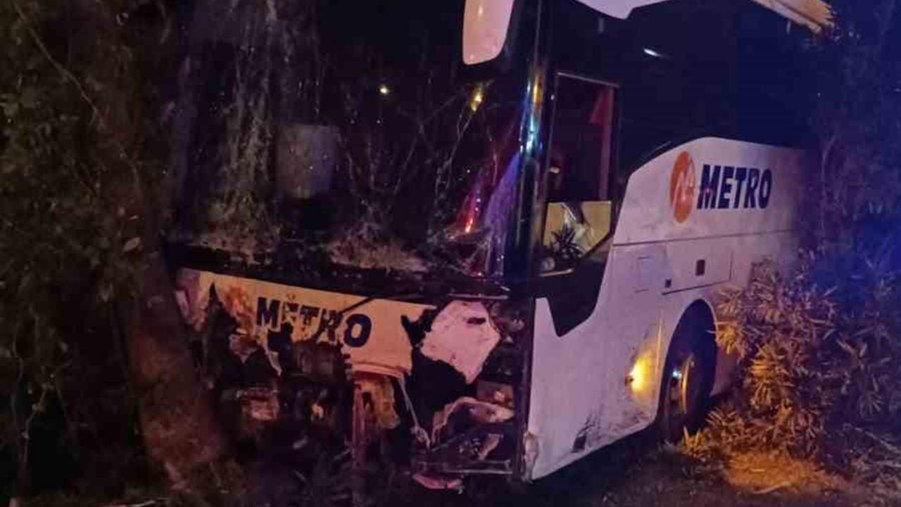 Antalya Alanya'da Yolcu Otobüsü Refüjdeki Ağaç ve Direğe Çarptı: 3 Yaralı